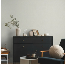 Salon avec commode, décoration et fauteuil