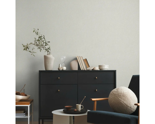Salon avec commode, table et chaise