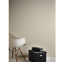 Intérieur avec chaise, boîte de rangement et mur peint