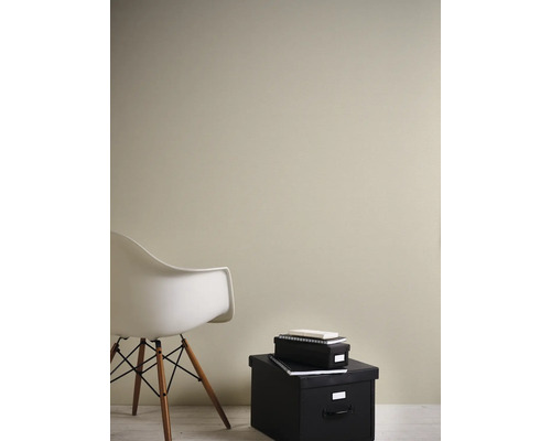 Innenraum mit Stuhl, Aufbewahrungsbox und gestrichener Wand