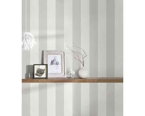 Pièce avec papier peint rayé et objets décoratifs sur une étagère