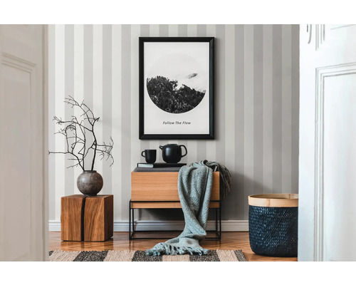Exemple d''aménagement avec commode, décoration et tableau mural dans le salon.