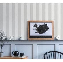 Intérieur décoratif avec papier peint à rayures, carte d''Islande encadrée et divers objets de décoration