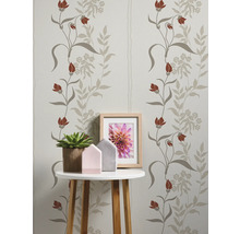 Décoration murale avec papier peint à fleurs et décoration sur une table