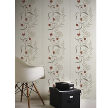 Mur avec papier peint à motifs floraux, chaise et boîtes de rangement