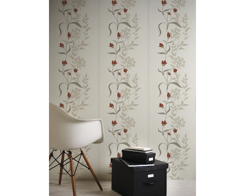 Mur avec papier peint à motifs floraux, chaise et boîtes de rangement
