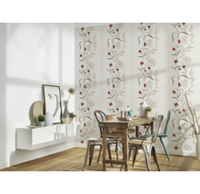 Salle à manger avec papier peint à motifs floraux, table en bois et chaises.