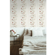 Chambre avec papier peint à motifs floraux, lit et table de chevet