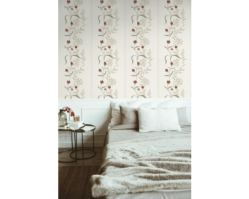 Chambre avec papier peint à motifs floraux, lit et table de chevet