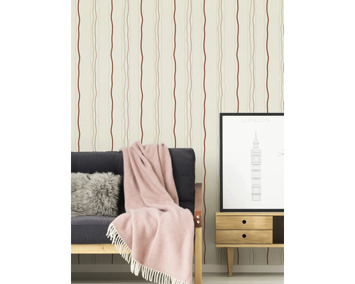 Wohnzimmer mit gestreifter Tapete, Sofa und Beistelltisch