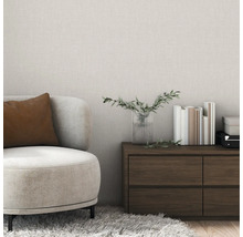 Wohnzimmer mit Sessel, Kommode und Wandtapete