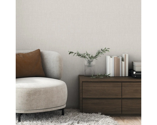 Wohnzimmer mit Sessel, Kommode und Wandtapete