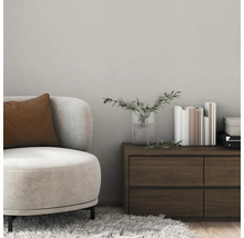 Scène avec fauteuil, coussin, commode, vase et livres