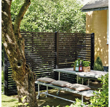 Scène de jardin avec écran d''intimité, table et banc