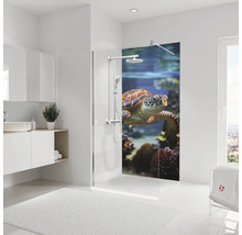 Badezimmer mit Duschwand mit Schildkrötenmotiv, Waschtisch und Fenster