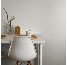 Scène avec table blanche, chaise, tasse, dessous de verre et décoration