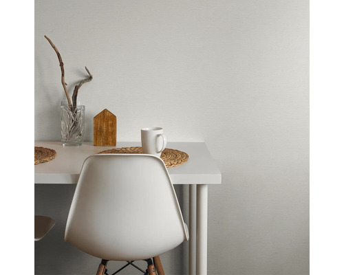 Dekoratives Arrangement mit weißem Tisch, Stuhl, Tasse und Dekoration