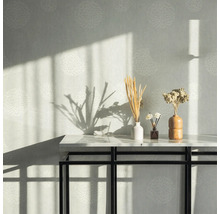 Intérieur avec papier peint à motifs, console et décoration
