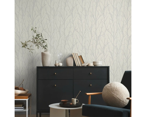 Wohnzimmer mit Kommode und Wandtapete mit Ästenmuster