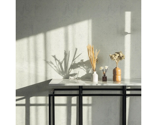 Papier peint décoratif avec motif géométrique, table avec vases et bouquet de fleurs