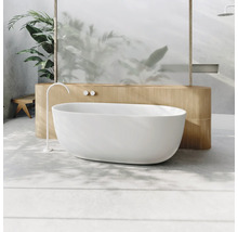 Freistehende Badewanne in einem hellen Badezimmer mit Pflanzen und Holzelementen