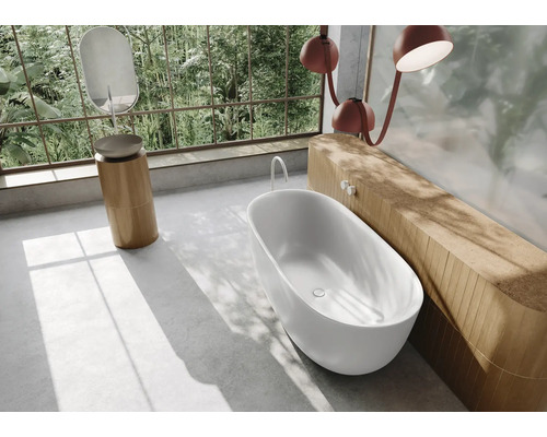 Badezimmer mit freistehender Badewanne, Waschtisch mit Spiegel und Holzverkleidung