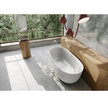 Badezimmer mit freistehender Badewanne, Waschtisch und großem Fenster mit Blick ins Grüne