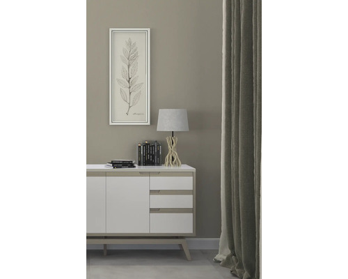 Dekoratives Wohnambiente mit Sideboard, Lampe, Bild und Vorhang