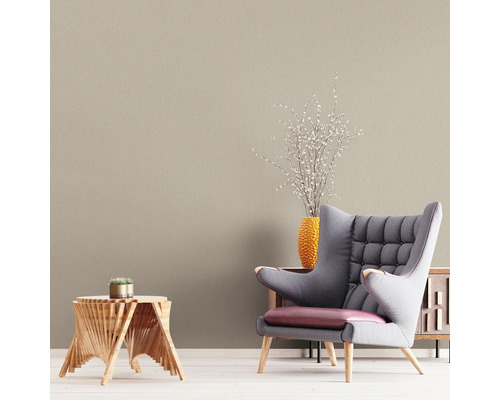 Wohnzimmer mit Sessel, Beistelltisch und Textiltapete