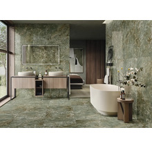 Modernes Badezimmer mit grünen Marmorfliesen, freistehender Badewanne und Waschtisch mit zwei Waschbecken.