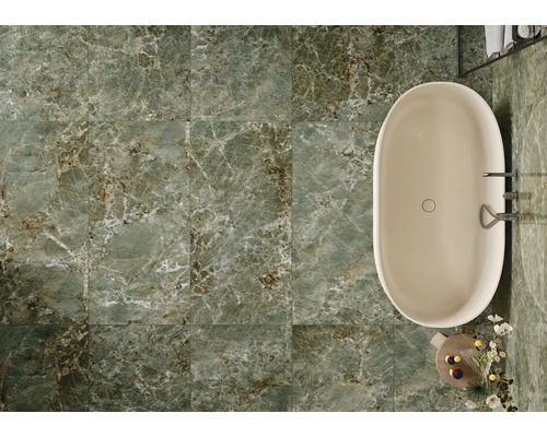 Badezimmer mit Badewanne und grünen Fliesen in Marmoroptik