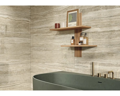 Badezimmer mit Badewanne, Wandfliesen in Marmoroptik und Holzregal