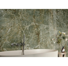 Salle de bains avec baignoire, robinetterie et carreaux muraux imitation marbre