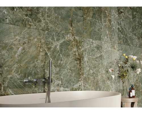 Salle de bains avec baignoire, robinetterie et carreaux muraux imitation marbre