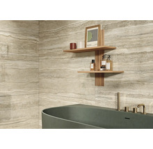 Salle de bains avec baignoire, carrelage mural et étagère en bois