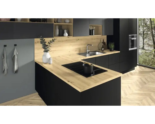 Cuisine moderne avec armoires noires et plans de travail en bois