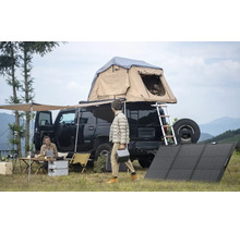 Campingplatz-Szene mit Auto, Dachzelt, Solarpanelen und Personen bei Outdoor-Aktivitäten