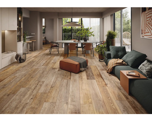 Heller, freundlicher Wohnraum mit Boden in Holzoptik, Esstisch und Sitzecke