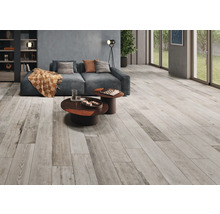 Wohnzimmer mit Bodenfliesen in Holzoptik, Sofa und Tisch