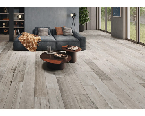 Wohnzimmer mit Bodenfliesen in Holzoptik, Sofa und Tisch