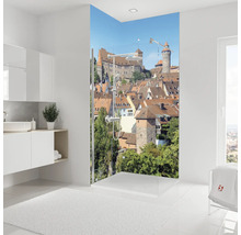 Salle de bains moderne avec paroi de douche avec vue sur la ville