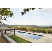 Vue paysagère avec piscine, chaises longues et pavillon