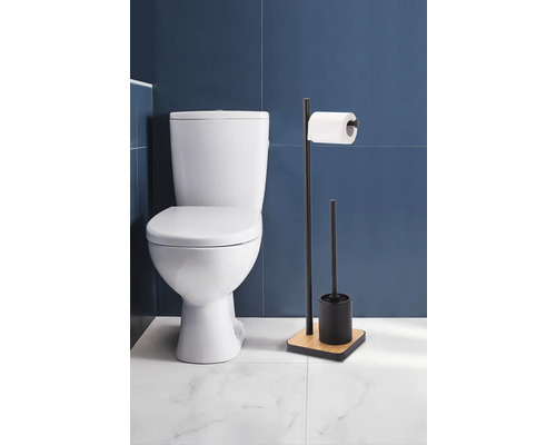 Badezimmer mit Toilette und Toilettenpapierhalter mit Bürste
