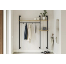 Porte-manteau avec étagères, cintres, vestes, écharpe, parapluie, chaussures et objets de décoration dans un couloir lumineux