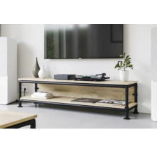 Salon avec meuble bas en bois et tubes métalliques, avec une platine et une décoration dessus, et une télévision au-dessus.