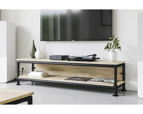 Wohnzimmer mit Lowboard aus Holz und Metallrohren, darauf ein Plattenspieler und Dekoration, darüber ein Fernseher.