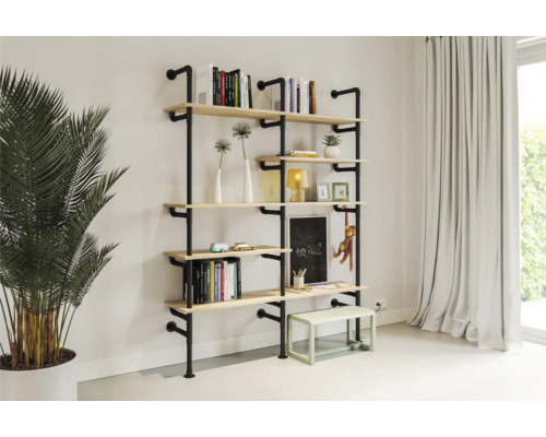 Regalsystem mit Holzböden und schwarzen Metallrohren im Zimmer