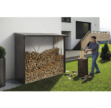 Brennholzregal aus Metall mit Holz und Mann beim Hacken von Holz im Garten