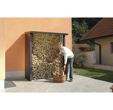Person befüllt Holzkorb an einem Holzregal