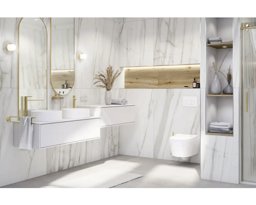 MIRAVA Feinsteinzeug Wand- und Bodenfliese LUCCA Bianco gold matt 120 x 120 x 0,9 cm rektifiziert Modernes Badezimmer mit Doppelwaschtisch, Spiegel, Toilette und Regalen